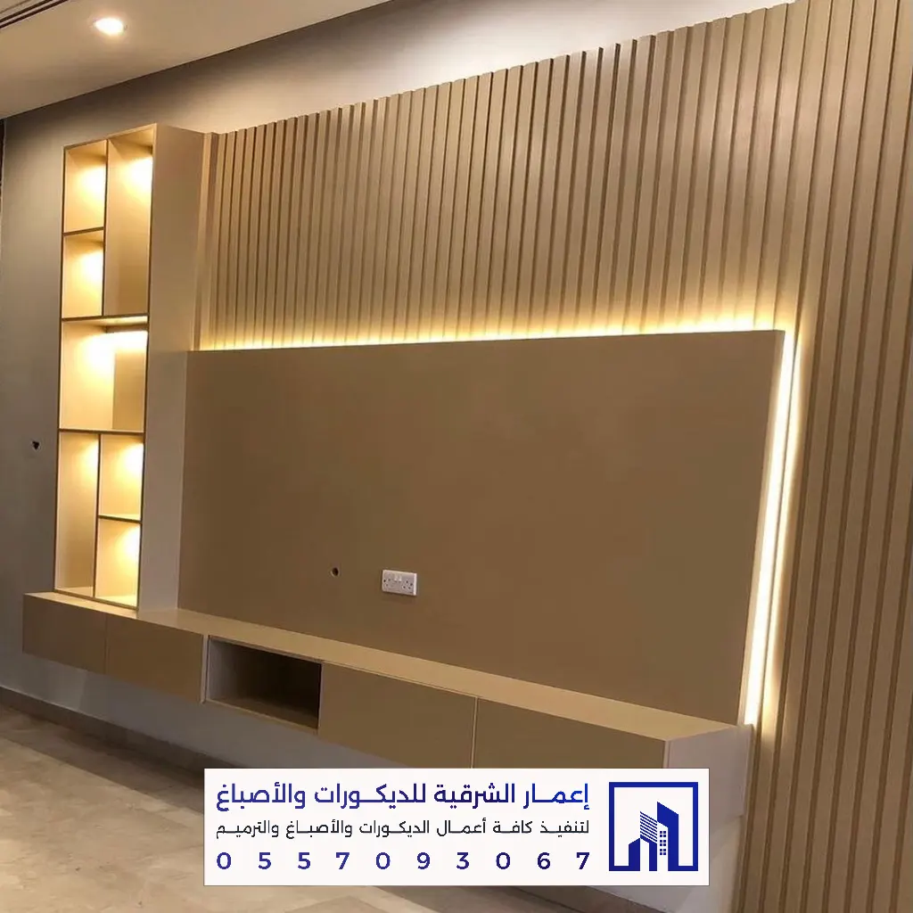 فني تنسيق ديكور شبيه خشب بالجبيل